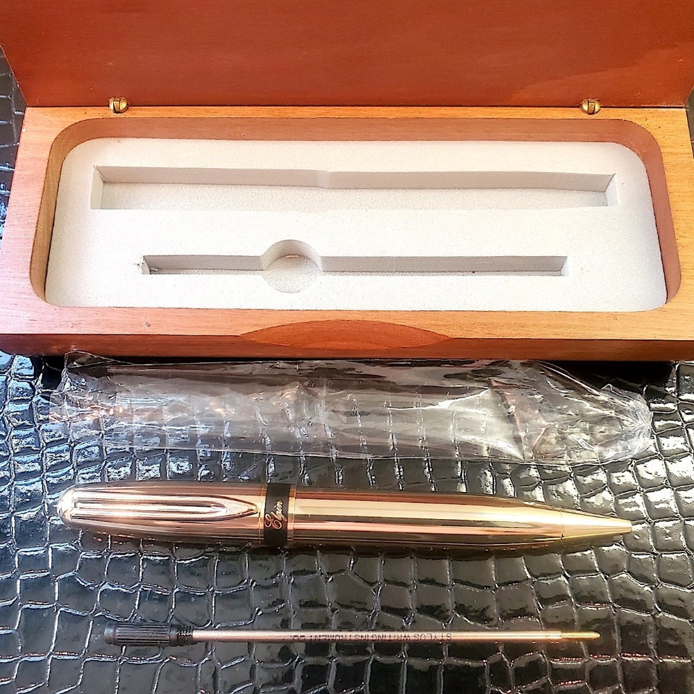 Rare Unused "BRAND NEW CONDITION Vintage Elgin Hi-Gloss Mirror Like Gold Tone